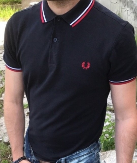 Das Polo-Shirt.