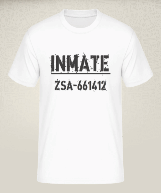 Das weiße Shirt wird unter dem Prisonsuit getragen.
